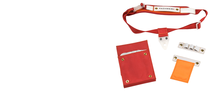 <b>1.</b> Der Clipverschluss hat sich bereits vielfach als praktische Erg�nzung zur einfachen Handhabung bew�hrt.
Die Anbringung des Verschlusses befindet sich auf dem Oberteil des ergonomisch gepolsterten Gurtes und verhindert so Druckstellen. 
Der Umfang des G�rtels geht von 78 cm bis max 125 cm.
<br><br>
<b>2.</b> Bereits 'gebrandet' liefern wir das blanke Modul aus. In K�rze werden wir Zusatzmodule zur flexiblen und individuellen Beschriftung anbieten.
Das Zusatzmodul (Individuelles Namensschild) besteht wie die Tasche aus Textilgewebe und wird mit einem Klettverschluss geliefert. Hier kann dann ein Firmenlogo oder der Name des/der Stylisten/in aufgedruckt werden.
Informationen �ber das Zusatztool erhalten Sie von uns auf Anfrage �ber Email.
<br><br>
<b>3.</b> Zus�tzlichen Komfort bietet der schnelle Verschluss im Gelenk. Mit einem Handgriff kann die Funktionstasche so von der G�rtelhalterung gel�st werden.
Die Tasche kann am Gelenk um 360 Grad gedreht werden und ist ist eine der innovativsten Neuerungen im Scherentaschenmarkt.

<br><br>
<b>4.</b> Der aus Leder bestehende Adapter kann in der Tasche, am G�rtel oder an der Vorderseite der Tasche angebracht werden.
Hier k�nnen Abteilclipse und kleine Rundb�rsten angesteckt werden. Die M�glichkeit das Tool an verschiedenen Stellen an der Tasche anzubringen, erleichtert die Handhabung im t�glichen Gebrauch. 

<br><br>
<b>5.</b> Ein spezielles Modul erlaubt die Aufbewahrung von kleinen Dingen (Trinkgeld, Rasierklingen, Visitenkarten, Ringe), die w�hrend der Arbeit st�ren.
Das Tool kann auf der Vordeseite der Tasche sowie am G�rtel angebracht werden. Ein unterbringen von arbeitstechnischen und pers�nlichen Dingen ist die Idee.

<br><br>
<b>6.</b> Halterung f�r Scheren bis max 7 Zoll
