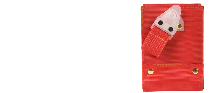 <b>1.</b> Durch die neu entwickelte Einpunkthalterung richtet sich die Fachwerktasche selbst�ndig anhand der Schwerkraft aus. So werden die Werkzeuge im Stehen wie auch im Sitzen optimal vor dem Herausfallen gesch�tzt.
Gleichzeitig kann die Tasche mit einem ge�bten Handgriff an der Einpunkthalterung leicht vom G�rtel getrennt werden. Eine eingearbeitete Sicherung verhindert zudem das ungewollte L�sen der Verbindung.