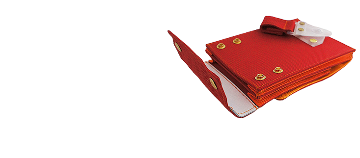 <b>1.</b> Durch das Einklicken der Reinigungsklappe in die erste Druckknopfleiste von unten wird die Tasche weiter. 
<br>Das Schlie�en in der zweiten Druckknopfreihe macht sie in der Breite enger.
<br>Somit kann die Tasche individuell auf die verschiedensten Inhalte und pers�nliche Bed�rfnisse eingestellt werden.

<br><br>
<b>2.</b> Mit der speziellen Reinigungsklappe k�nnen Schnitthaare oder Verschmutzungen im Inneren der Tasche kinderleicht entfernt werden.
<br>In der neuen Kollektionsserie 2010 wurde die Bodenklappe extra mit Leder verst�rkt, um das Verletzungsrisiko durch falsch positionierte Scheren weitestgehend zu verhindern

