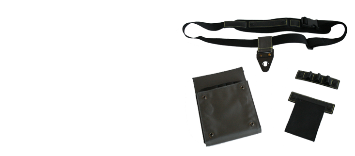 <b>1.</b> Der Clipverschluss hat sich bereits vielfach als praktische Erg�nzung zur einfachen Handhabung bew�hrt.
Die Anbringung des Verschlusses befindet sich auf dem Oberteil des ergonomisch gepolsterten Gurtes und verhindert so Druckstellen. 
Der Umfang des G�rtels geht von 78 cm bis max 125 cm.
<br><br>
<b>2.</b> Bereits 'gebrandet' liefern wir das blanke Modul aus. In K�rze werden wir Zusatzmodule zur flexiblen und individuellen Beschriftung anbieten.
Das Zusatzmodul (Individuelles Namensschild) besteht wie die Tasche aus Textilgewebe und wird mit einem Klettverschluss geliefert. Hier kann dann ein Firmenlogo oder der Name des/der Stylisten/in aufgedruckt werden.
Informationen �ber das Zusatztool erhalten Sie von uns auf Anfrage �ber Email.
<br><br>
<b>3.</b> Zus�tzlichen Komfort bietet der schnelle Verschluss im Gelenk. Mit einem Handgriff kann die Funktionstasche so von der G�rtelhalterung gel�st werden.
Die Tasche kann am Gelenk um 360 Grad gedreht werden und ist ist eine der innovativsten Neuerungen im Scherentaschenmarkt.

<br><br>
<b>4.</b> Der aus Leder bestehende Adapter kann in der Tasche, am G�rtel oder an der Vorderseite der Tasche angebracht werden.
Hier k�nnen Abteilclipse und kleine Rundb�rsten angesteckt werden. Die M�glichkeit das Tool an verschiedenen Stellen an der Tasche anzubringen, erleichtert die Handhabung im t�glichen Gebrauch. 

<br><br>
<b>5.</b> Ein spezielles Modul erlaubt die Aufbewahrung von kleinen Dingen (Trinkgeld, Rasierklingen, Visitenkarten, Ringe), die w�hrend der Arbeit st�ren.
Das Tool kann auf der Vordeseite der Tasche sowie am G�rtel angebracht werden. Ein unterbringen von arbeitstechnischen und pers�nlichen Dingen ist die Idee.

<br><br>
<b>6.</b> Halterung f�r Scheren bis max 7 Zoll

