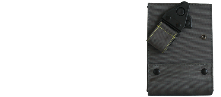 <b>1.</b> Durch die neu entwickelte Einpunkthalterung richtet sich die Fachwerktasche selbst�ndig anhand der Schwerkraft aus. So werden die Werkzeuge im Stehen wie auch im Sitzen optimal vor dem Herausfallen gesch�tzt.
Gleichzeitig kann die Tasche mit einem ge�bten Handgriff an der Einpunkthalterung leicht vom G�rtel getrennt werden. Eine eingearbeitete Sicherung verhindert zudem das ungewollte L�sen der Verbindung.