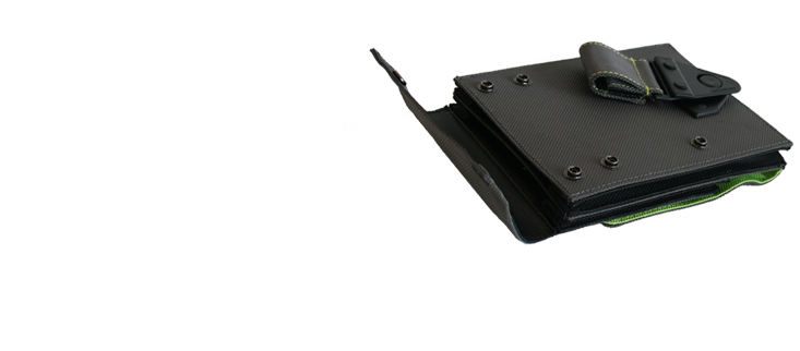 <b>1.</b> Durch das Einklicken der Reinigungsklappe in die erste Druckknopfleiste von unten wird die Tasche weiter. 
<br>Das Schlie�en in der zweiten Druckknopfreihe macht sie in der Breite enger.
<br>Somit kann die Tasche individuell auf die verschiedensten Inhalte und pers�nliche Bed�rfnisse eingestellt werden.

<br><br>
<b>2.</b> Mit der speziellen Reinigungsklappe k�nnen Schnitthaare oder Verschmutzungen im Inneren der Tasche kinderleicht entfernt werden.
<br>In der neuen Kollektionsserie 2010 wurde die Bodenklappe extra mit Leder verst�rkt, um das Verletzungsrisiko durch falsch positionierte Scheren weitestgehend zu verhindern
