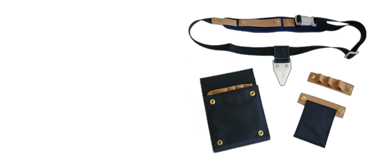 <b>1.</b> Der Clipverschluss hat sich bereits vielfach als praktische Erg�nzung zur einfachen Handhabung bew�hrt.
Die Anbringung des Verschlusses befindet sich auf dem Oberteil des ergonomisch gepolsterten Gurtes und verhindert so Druckstellen. 
Der Umfang des G�rtels geht von 78 cm bis max 125 cm.
<br><br>
<b>2.</b> Bereits 'gebrandet' liefern wir das blanke Modul aus. In K�rze werden wir Zusatzmodule zur flexiblen und individuellen Beschriftung anbieten.
Das Zusatzmodul (Individuelles Namensschild) besteht wie die Tasche aus Textilgewebe und wird mit einem Klettverschluss geliefert. Hier kann dann ein Firmenlogo oder der Name des/der Stylisten/in aufgedruckt werden.
Informationen �ber das Zusatztool erhalten Sie von uns auf Anfrage �ber Email.
<br><br>
<b>3.</b> Zus�tzlichen Komfort bietet der schnelle Verschluss im Gelenk. Mit einem Handgriff kann die Funktionstasche so von der G�rtelhalterung gel�st werden.
Die Tasche kann am Gelenk um 360 Grad gedreht werden und ist ist eine der innovativsten Neuerungen im Scherentaschenmarkt.

<br><br>
<b>4.</b> Der aus Leder bestehende Adapter kann in der Tasche, am G�rtel oder an der Vorderseite der Tasche angebracht werden.
Hier k�nnen Abteilclipse und kleine Rundb�rsten angesteckt werden. Die M�glichkeit das Tool an verschiedenen Stellen an der Tasche anzubringen, erleichtert die Handhabung im t�glichen Gebrauch. 

<br><br>
<b>5.</b> Ein spezielles Modul erlaubt die Aufbewahrung von kleinen Dingen (Trinkgeld, Rasierklingen, Visitenkarten, Ringe), die w�hrend der Arbeit st�ren.
Das Tool kann auf der Vordeseite der Tasche sowie am G�rtel angebracht werden. Ein unterbringen von arbeitstechnischen und pers�nlichen Dingen ist die Idee.

<br><br>
<b>6.</b> Halterung f�r Scheren bis max 7 Zoll
