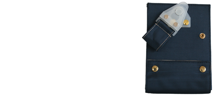 <b>1.</b> Durch die neu entwickelte Einpunkthalterung richtet sich die Fachwerktasche selbst�ndig anhand der Schwerkraft aus. So werden die Werkzeuge im Stehen wie auch im Sitzen optimal vor dem Herausfallen gesch�tzt.
Gleichzeitig kann die Tasche mit einem ge�bten Handgriff an der Einpunkthalterung leicht vom G�rtel getrennt werden. Eine eingearbeitete Sicherung verhindert zudem das ungewollte L�sen der Verbindung.