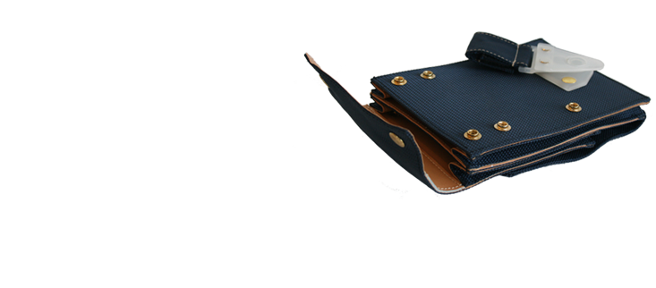 <b>1.</b> Durch das Einklicken der Reinigungsklappe in die erste Druckknopfleiste von unten wird die Tasche weiter. 
<br>Das Schlie�en in der zweiten Druckknopfreihe macht sie in der Breite enger.
<br>Somit kann die Tasche individuell auf die verschiedensten Inhalte und pers�nliche Bed�rfnisse eingestellt werden.

<br><br>
<b>2.</b> Mit der speziellen Reinigungsklappe k�nnen Schnitthaare oder Verschmutzungen im Inneren der Tasche kinderleicht entfernt werden.
<br>In der neuen Kollektionsserie 2010 wurde die Bodenklappe extra mit Leder verst�rkt, um das Verletzungsrisiko durch falsch positionierte Scheren weitestgehend zu verhindern
